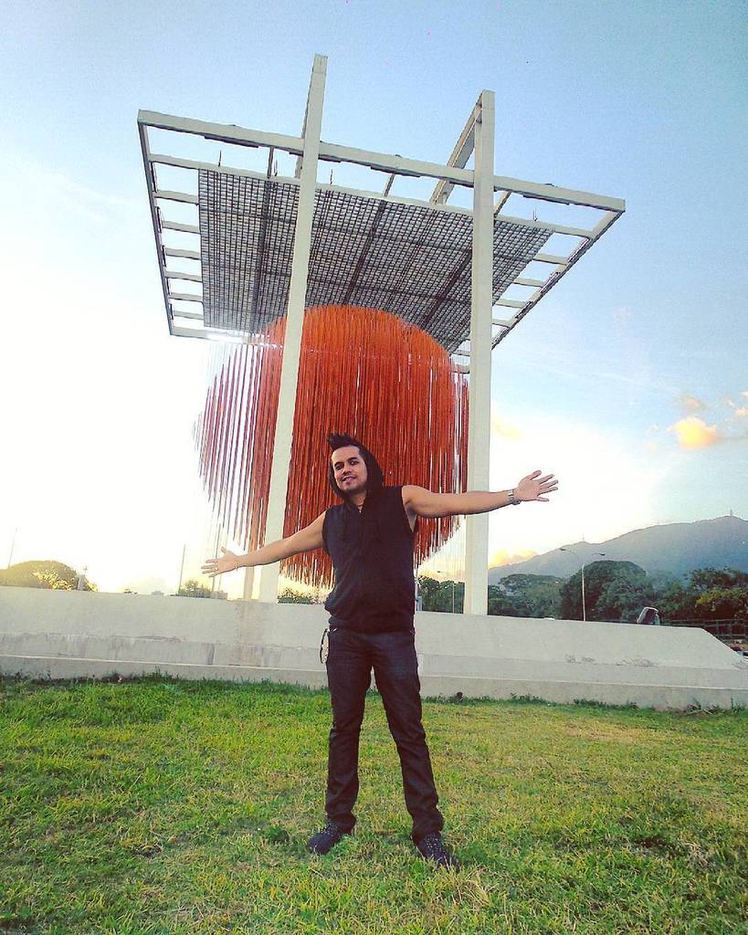 jeankarlrecords's tweet photo. Foto en un bonito paisaje de Caracas, en la Escultura de Soto. 🌆 #caracas #paisaje #escultura #ccs #jeankarl #escul… https://t.co/IGbDLiy4zx
