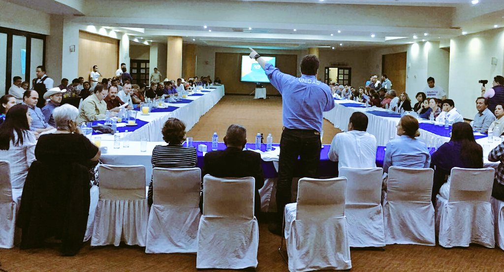 RobertoCruz_C's tweet photo. Muy contento de recibir a más de 100 líderes panistas de 18 mpios. Planteamos estrategias ante la situación actual del estado y del país https://t.co/L2n9JHmGzd