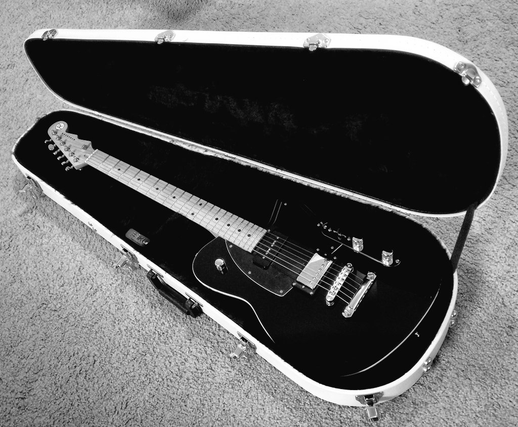 Mesut_FrOuzil's tweet photo. The gorgeous @reverendguitars #DoubleAgentOG. When I saw this slick #guitar in midnight black, I knew it had to be mine. https://t.co/rdh1QIb2ha