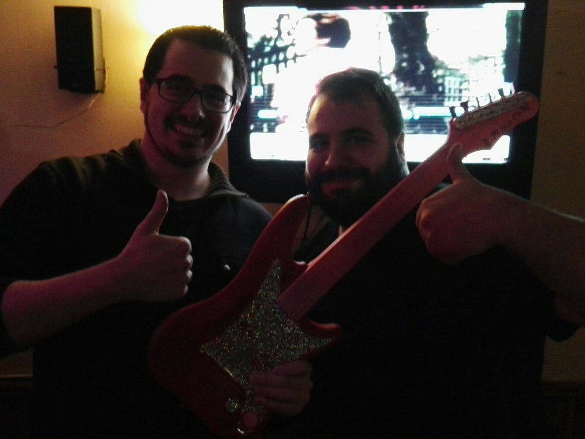 Guitarra_Winx's tweet photo. Cantando rainbow in the dark con los mejores @emisar1o  @NachoTaranus https://t.co/EjYlFdCoik