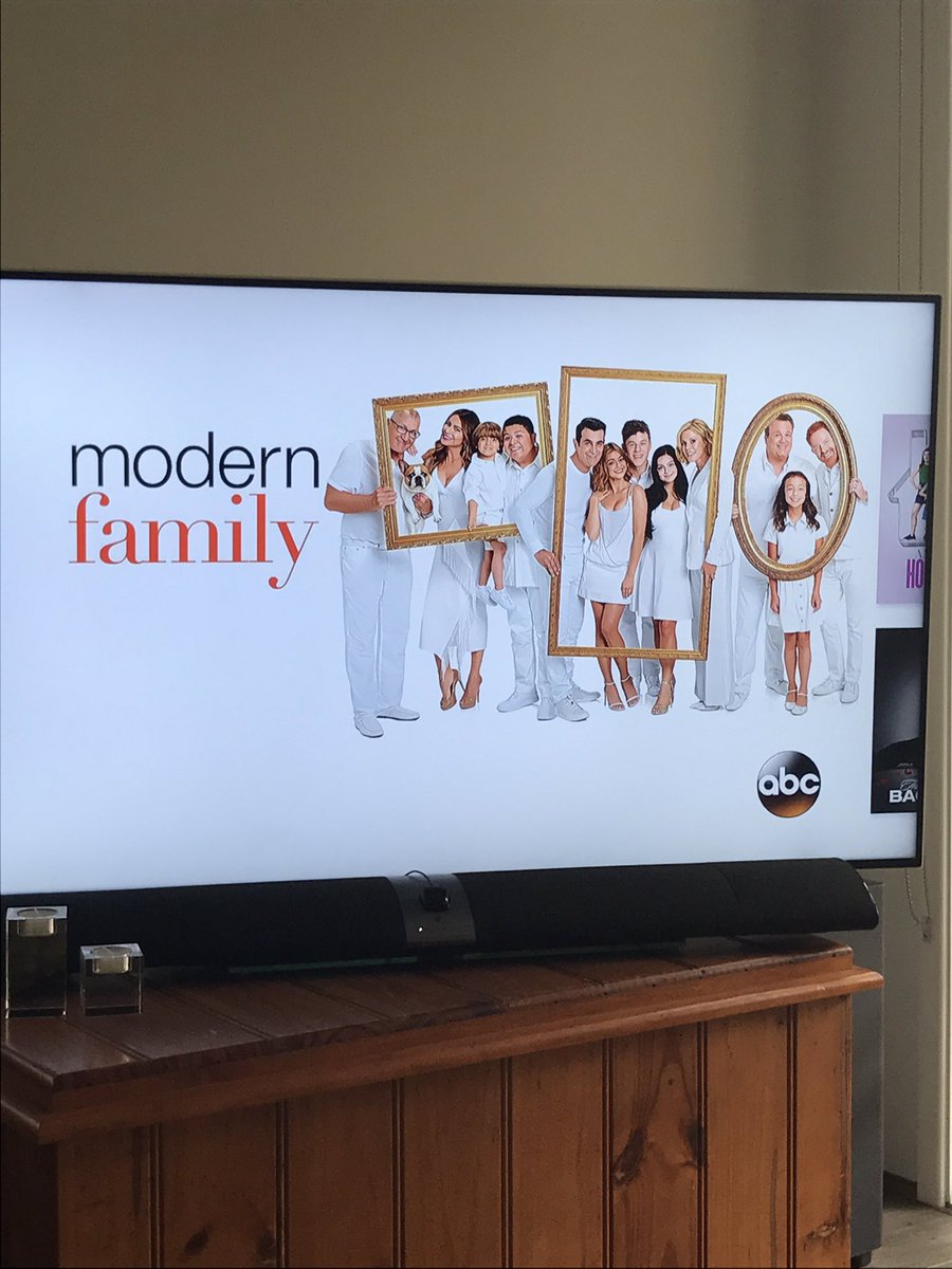 Biggzy's tweet image. Even the cast of @ModernFam are @JulieSnook #teamjacket #JacketsOutForJulie