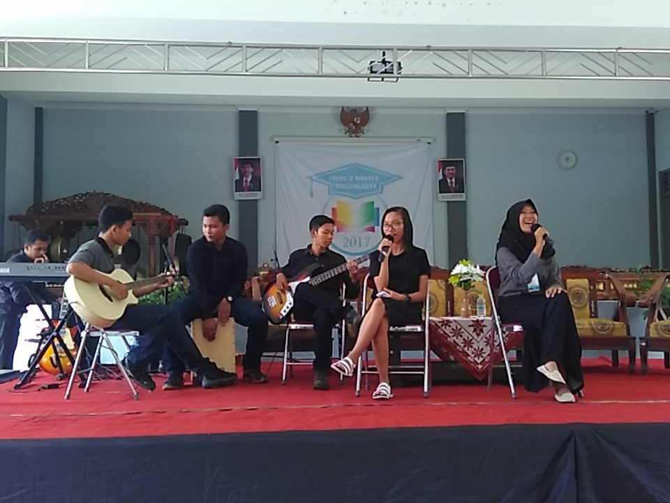 SUF2017's tweet photo. Band dari necessity menyanyikan 3 lagu. Kepo kan lagu apa aja? Makanya merapat ke panggung utama ya guys👍 https://t.co/xn5oJXrIFH