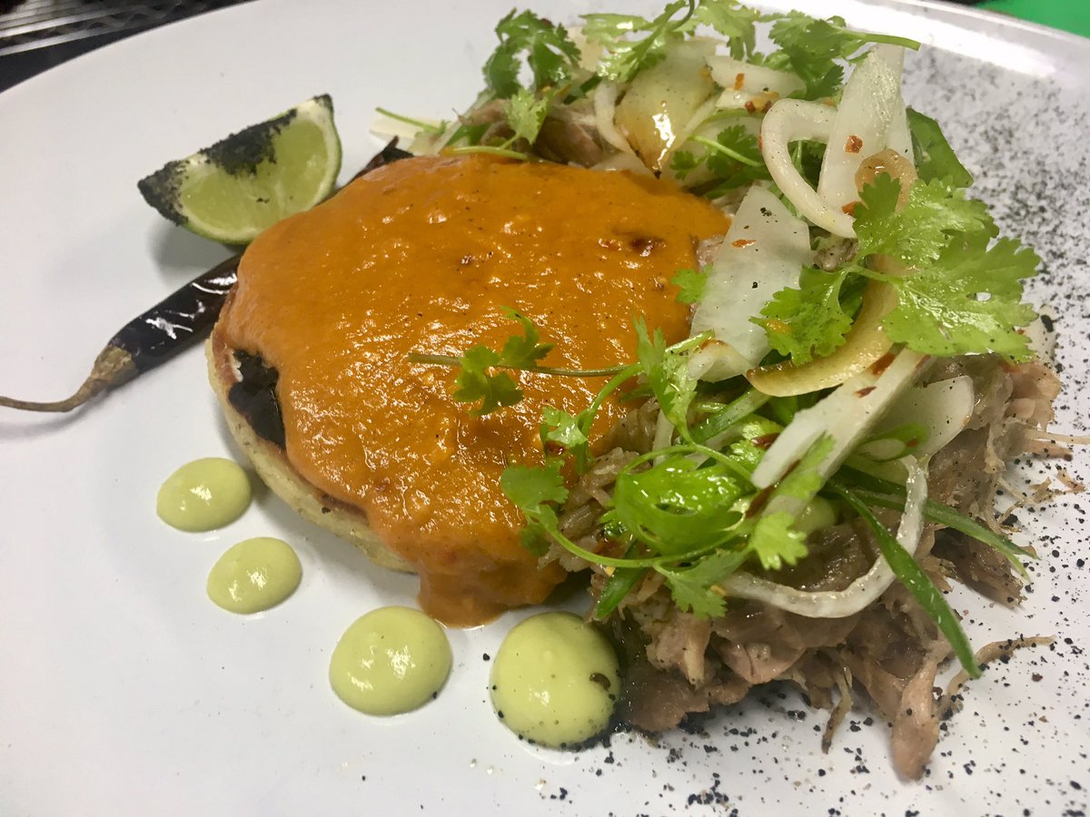 nandomarufo's tweet photo. Chamorro y Garnacha con Salsa de Chicharrón !!! @_morenamiarest https://t.co/SuCZatAalj