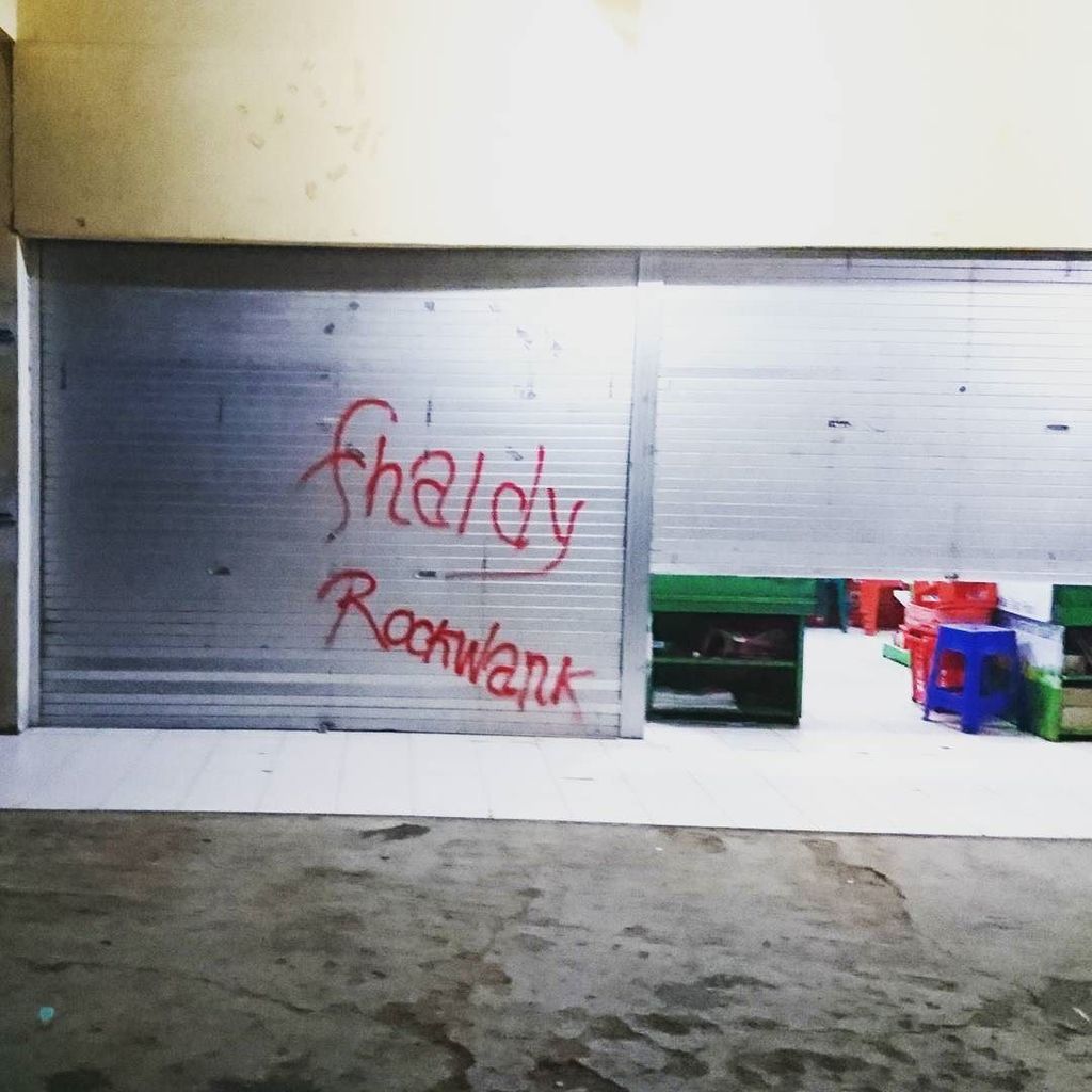 slvrbckt's tweet image. Fhaldy Rockwank. #hackerbeach #graffiti #labuabajo #funnygraffiti #absurdgrafi #twitter #r… ift.tt/2iV7xyc