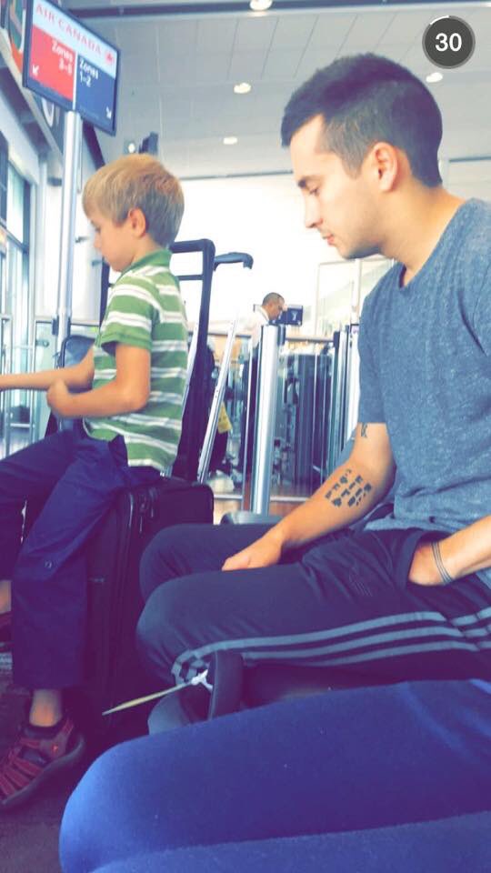 fIailaway's tweet photo. when the kid farted on tylers suitcase #twentyonepilots #iHeartAwards #BestFanArmy https://t.co/QocRzML3Fs