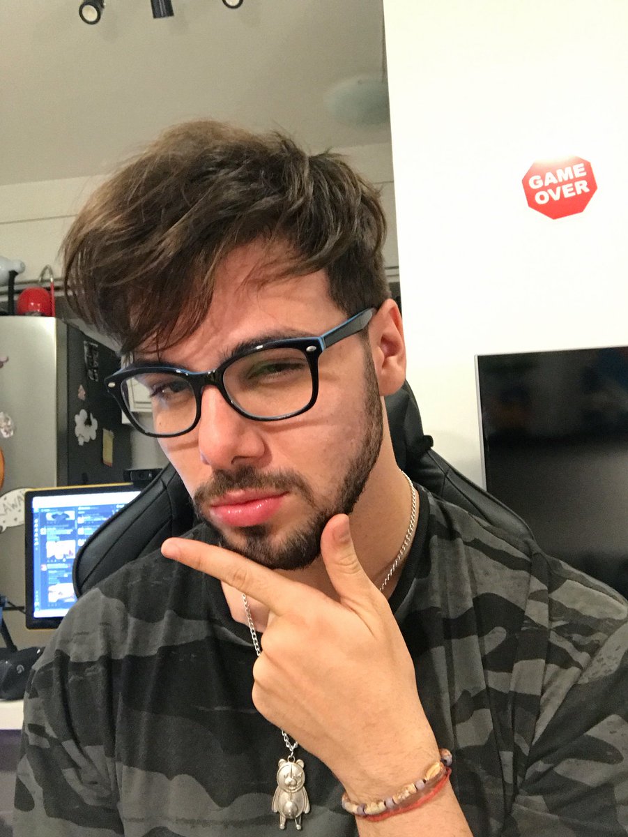 t3ddyyyyy's tweet photo. @CartasParaLucas @T3ddyGifs vc disse óculos? https://t.co/myOIssiNi9