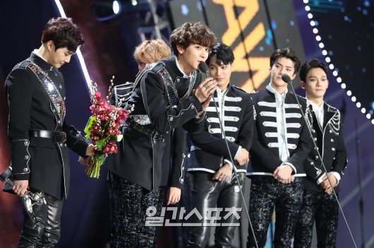 Cuci_yanni's tweet photo. 170114 [#31stGDA] 🏆Album of the Year🏆 #EXO 👏💐🎉💖 #31stGoldenDiscAwards #AlbumDivision https://t.co/IkVAd7iC2f