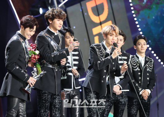 Cuci_yanni's tweet photo. 170114 [#31stGDA] 🏆Album of the Year🏆 #EXO 👏💐🎉💖 #31stGoldenDiscAwards #AlbumDivision https://t.co/IkVAd7iC2f