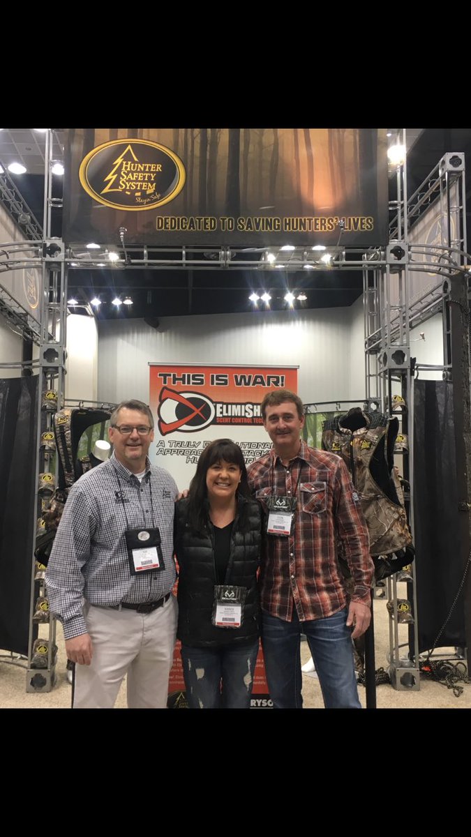 djlaseter's tweet photo. @ATATradeShow Always a pleasure meeting with the folks we sponsor #WhitetailFreaks #HunterSafetySystem #HuntSafeMyFriends #RTR #RollTideRoll https://t.co/i0vztfFrzJ