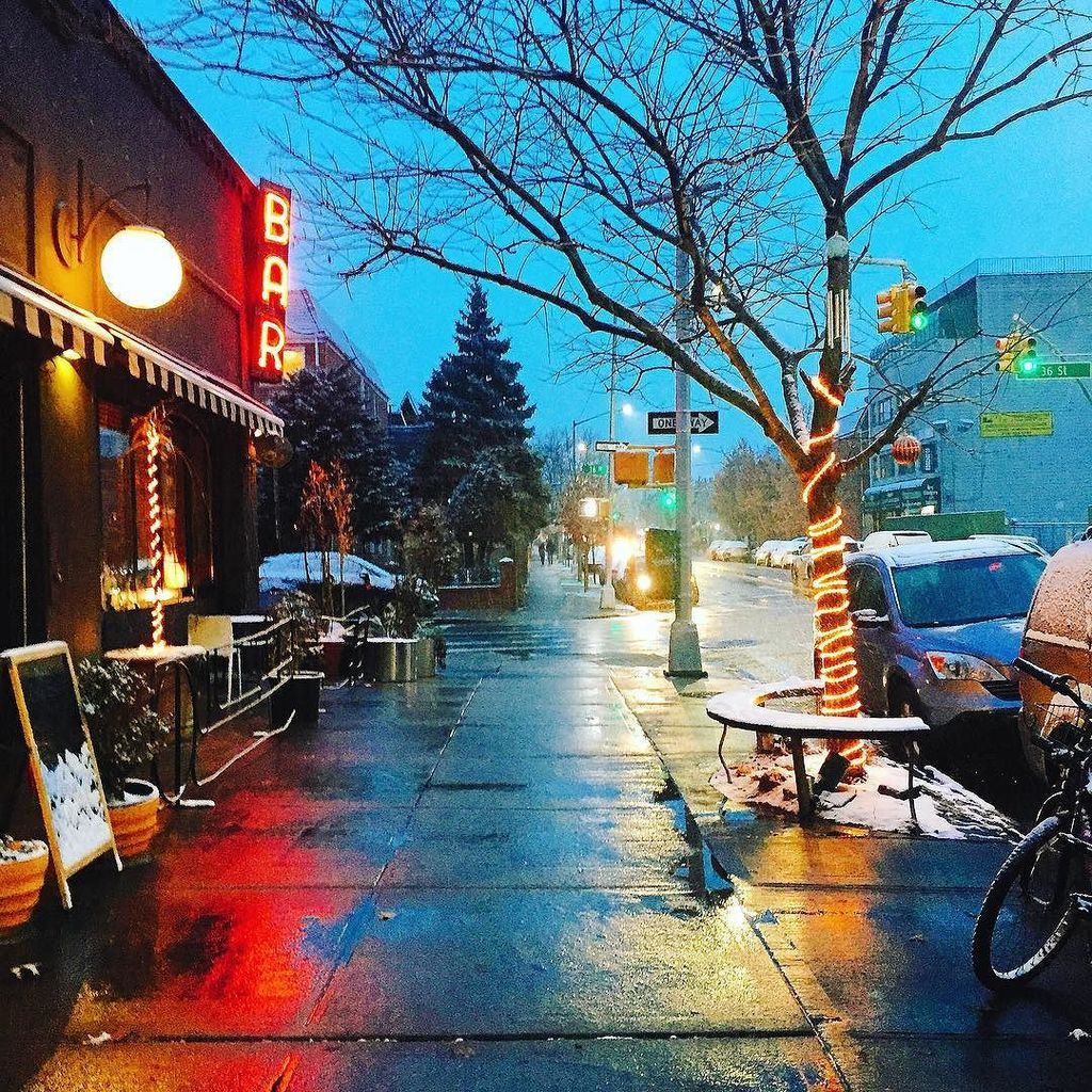 Evita_Types's tweet photo. My street.  #nyc #saturday#weekend #bar #winter #streetlight #instagood https://t.co/gWvBeGWVes https://t.co/YRgecmzX3h