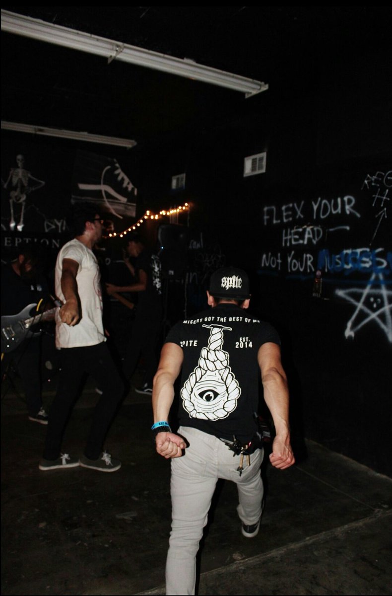 TooDirtyDrew's tweet photo. Throw down. https://t.co/6fyuP7Ysee