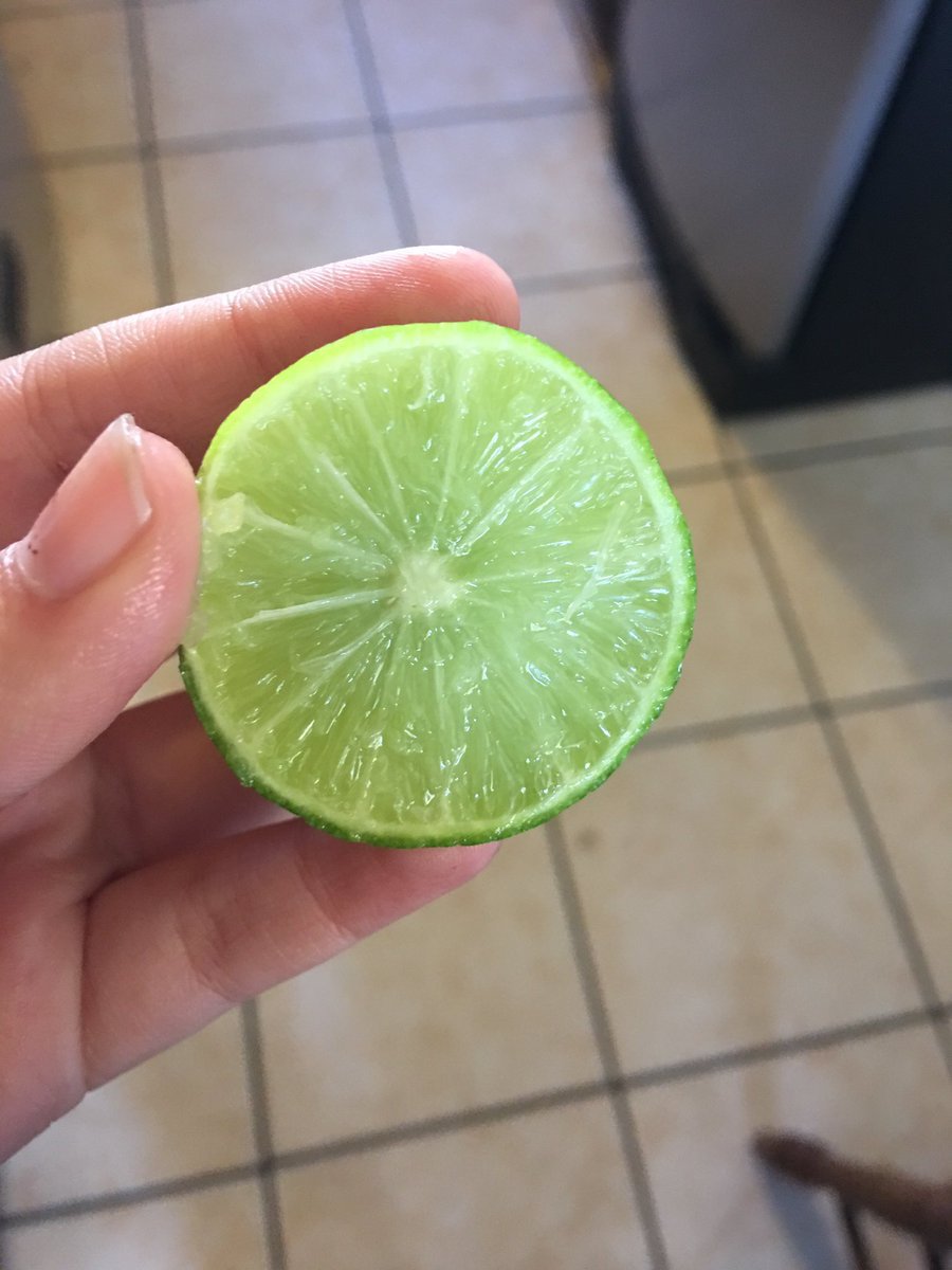 MensajeDeLaVida's tweet photo. RT al limón sin semillas para tener un 2017 perfecto 🍋 https://t.co/HsV9NNDUC9