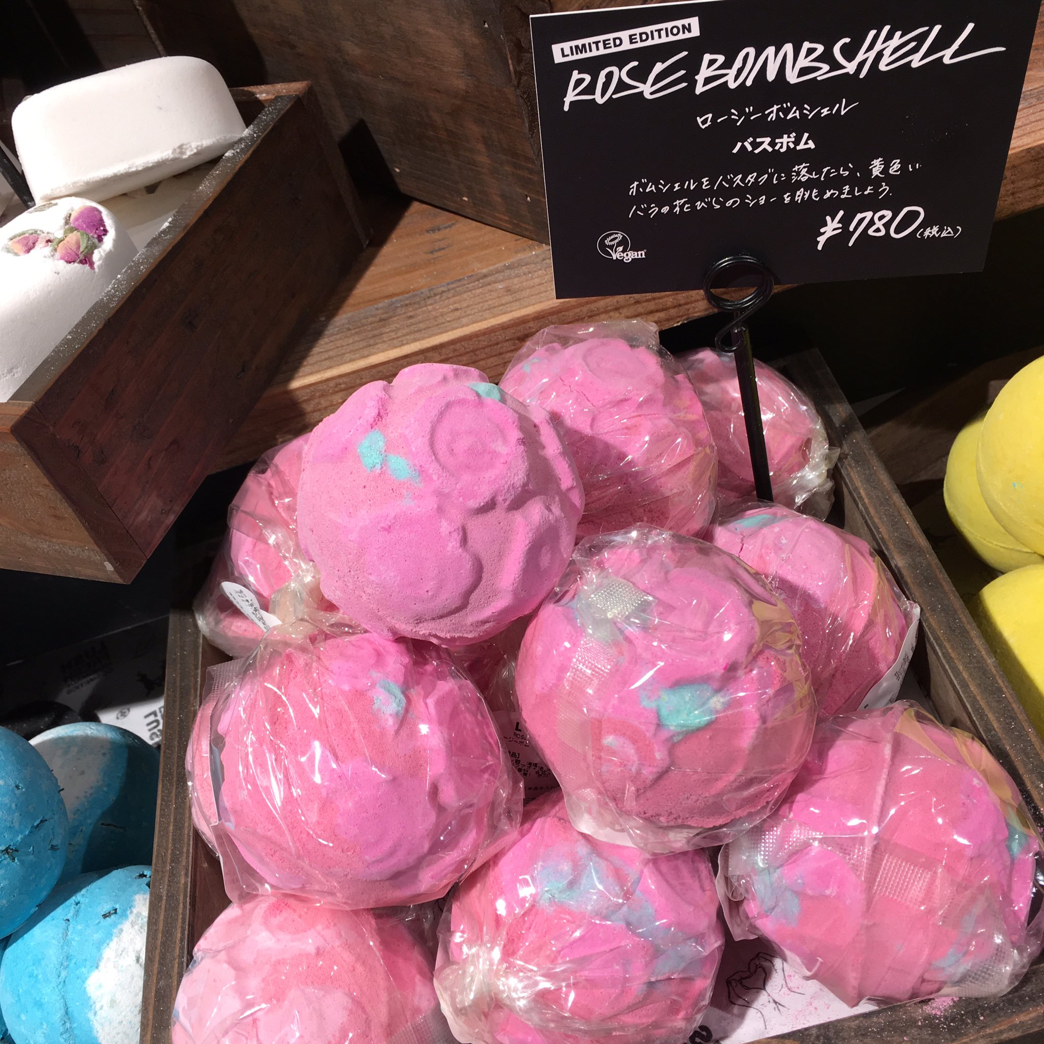 Twitter 上的 ラッシュ札幌パルコ店 バレンタイン限定アイテム まるでローズの花畑にいる気分にしてくれるバスボム ロージーボムシェル 浴槽にローズの香りと黄色のローズの花びらが広がります ロウィーナバード ローズジャムと同系統の香りです Lush