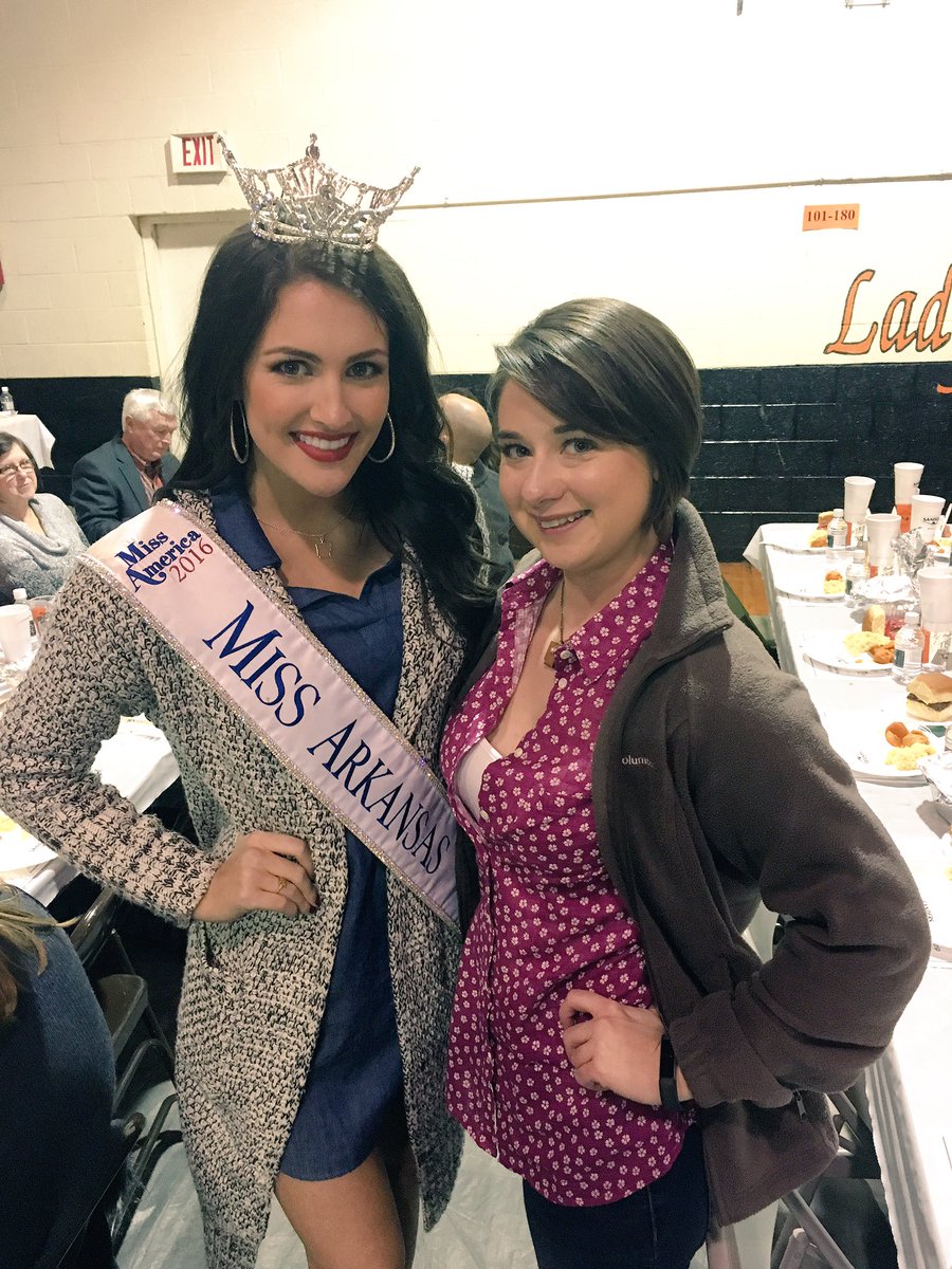 DaniFDiemer's tweet photo. Really enjoyed my first ever pre-coon reception and #CoonSupper tonight!! Huge thank you to @Gabe_Holmstrom! #arpx https://t.co/nTbGppWzdN