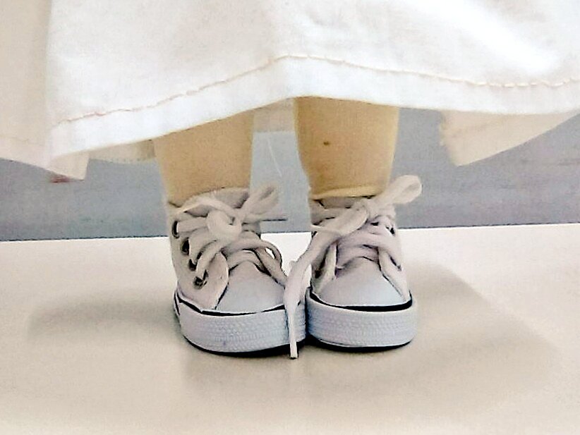 Ruby ここにダイソーのキーホルダーのスニーカー 2があるじゃろ W これをこうして 片方の靴底を反転させてつけ直す W こうじゃ W よみうりカルチャー 横浜 ディズニーアニメーターコレクションドール 100均diy