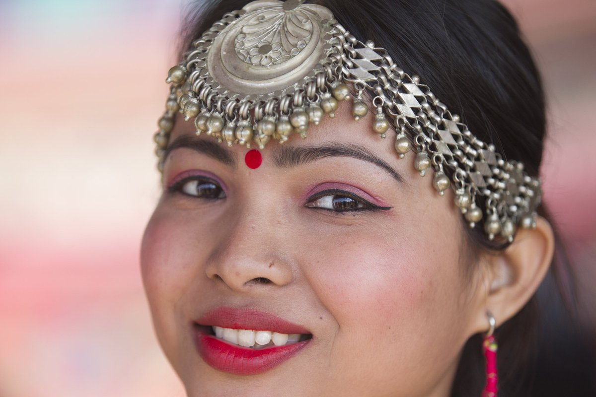 XHNews's tweet photo. Nepalese Hindu young ladies in their traditional attire to celebrate #MagheSankranti Festival. So beautiful! https://t.co/tUGiNr7GUx