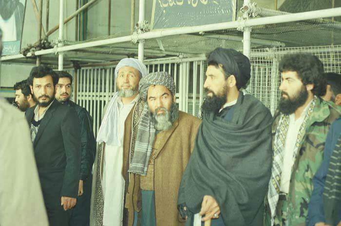 adh_ansari's tweet photo. هوشیار باشید کسی باسرنوشت شمامعامله نکند https://t.co/Uwe7FLwg1V