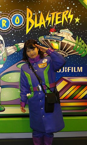 ディズニーランドのバズのアストロブラスターのキャストさんの衣装！を