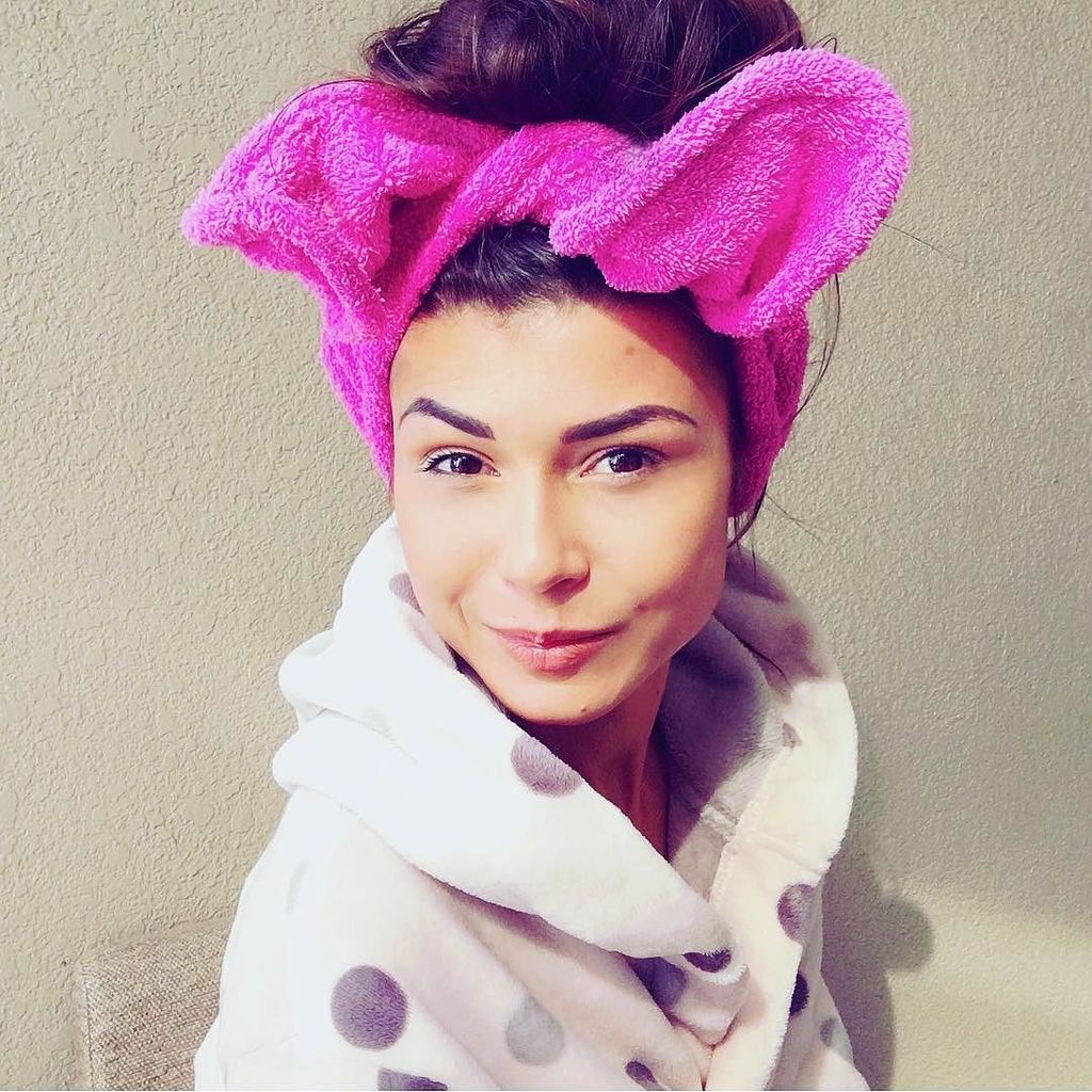 Froze's tweet photo. #cinder Hello Sunday ☀️🤗
_
#dubai#morning#happy#girl#dayoff#cute#selfie#photooftheday#follow#heart#love#life#pink#b… https://t.co/VuSrZRdKre