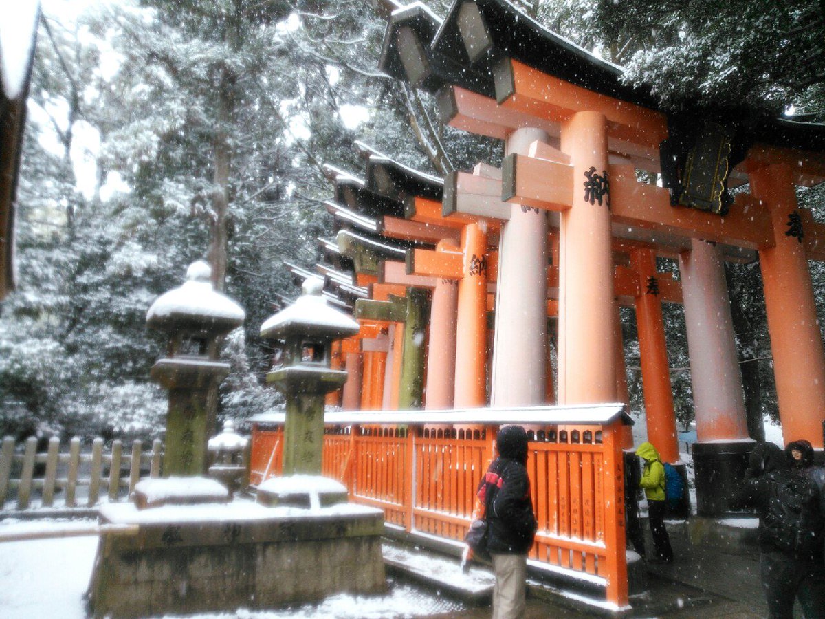 shu1_jam's tweet photo. 風情感じる伏見稲荷
雪は今年で今日が最後かな～
来年降ったら遠いとこの寺社に
ぜひ行ってみたい
試験なかったら今日行けてんけどな～ https://t.co/gelbJ0i21m