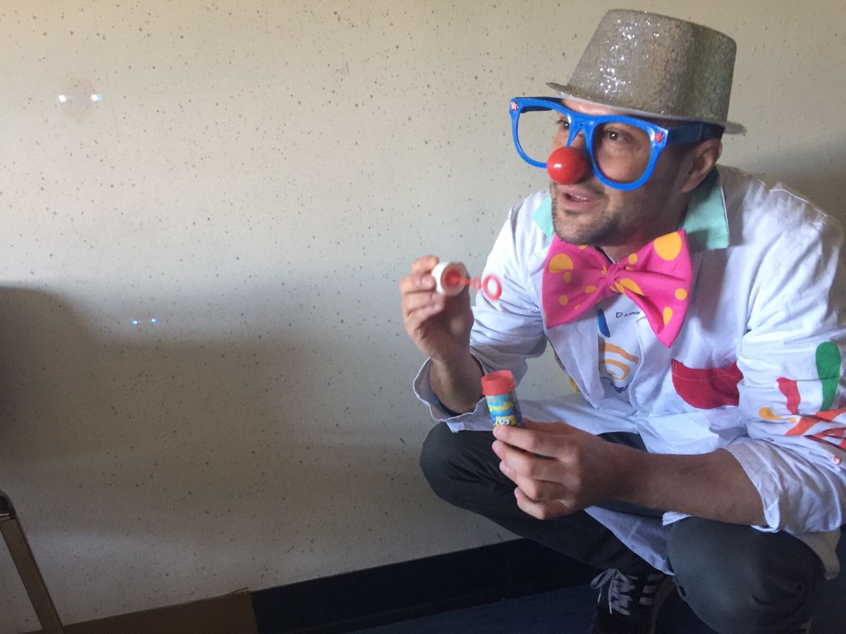 Teniamocixmano's tweet image. Bolle di sapone per Il nostro clown Ciao-Ciao all'ospedale Sandro Pertini di Roma. ❤ 
#clownterapia teniamocipermanoonlus.net