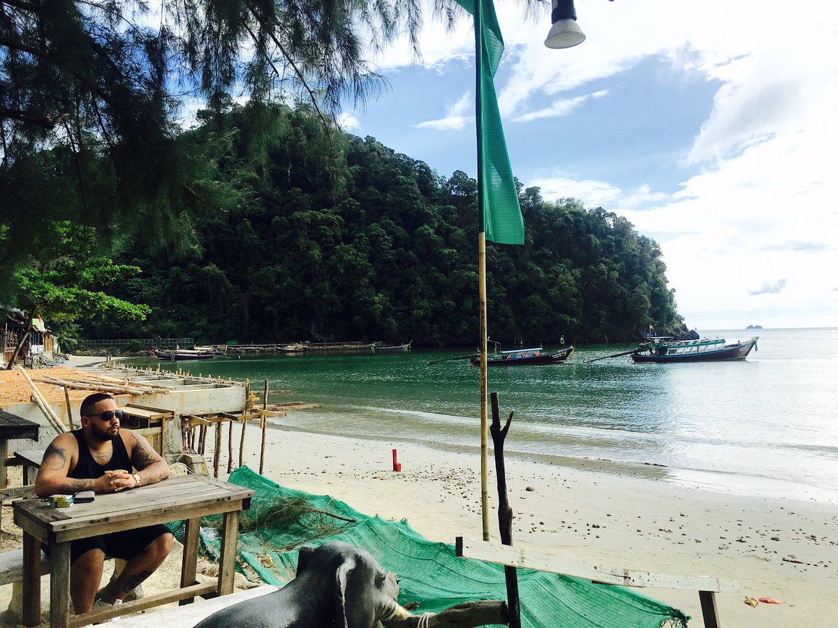 caylaberryx's tweet photo. Thailand thank you  for being you. ❤️🙏🏽😻 https://t.co/ZpvgL9OeYz