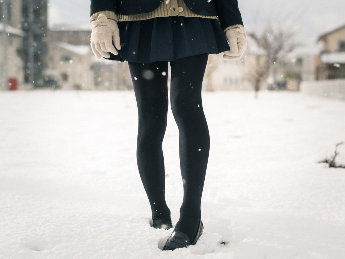 sutiblr's tweet photo. 制服ミニスカートに全く透けない160デニール黒タイツ。タイツの分厚さを感じさせる膝や足首部分にできた皺の具合、冷たい雪をものともしないその真っ黒な両脚がとてもデニーるである。 https://t.co/3J296Pg8UO