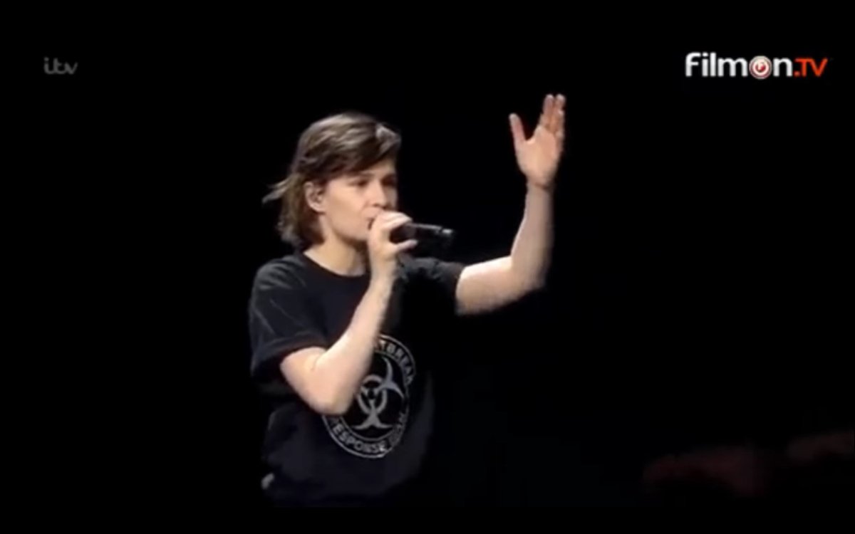 lesinrocks's tweet photo. Video: Christine and the Queens en live pour les Brit Awards https://t.co/1rKICrsMXf https://t.co/nQh0R5Jd91