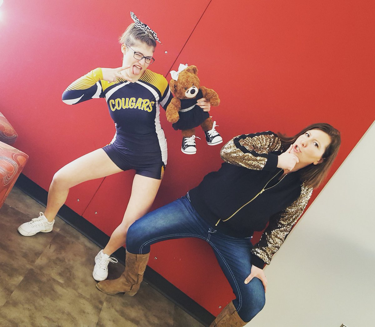 BFuzzULuvMEBeth's tweet photo. Striking a pose with my senior &amp; foreign exchange student. #cascadecougarcheer #cascade #cheerleading #cheerlife #cheercoach4life https://t.co/IYLFxqSXfs
