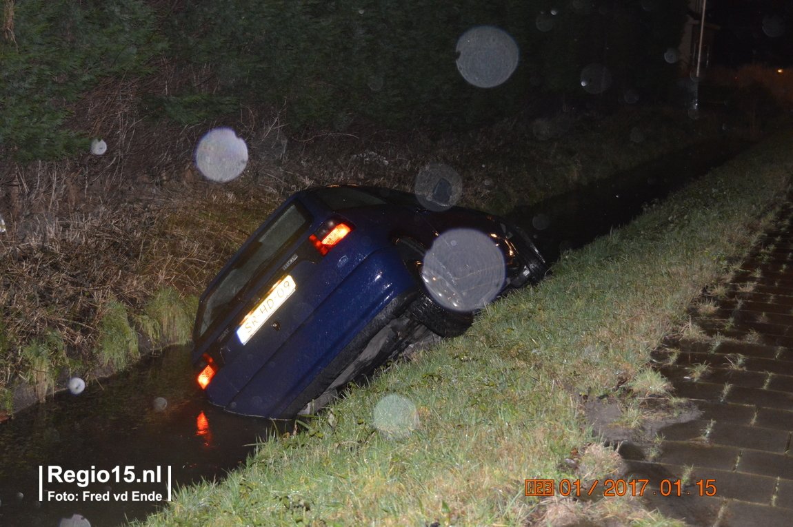 regio15's tweet photo. Op het #Groenepad in #Kwintsheul auto in de sloot verdaagd. Geen gewonden voor zover bekend. https://t.co/QbKXprYuHS