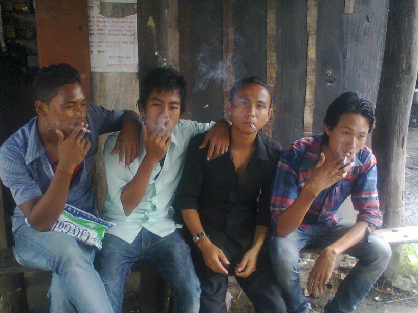 yakthumwarrior's tweet photo. #Collegememories #fouryearsback #Friendsforever #smokeandsmile https://t.co/ihI6XwONKq