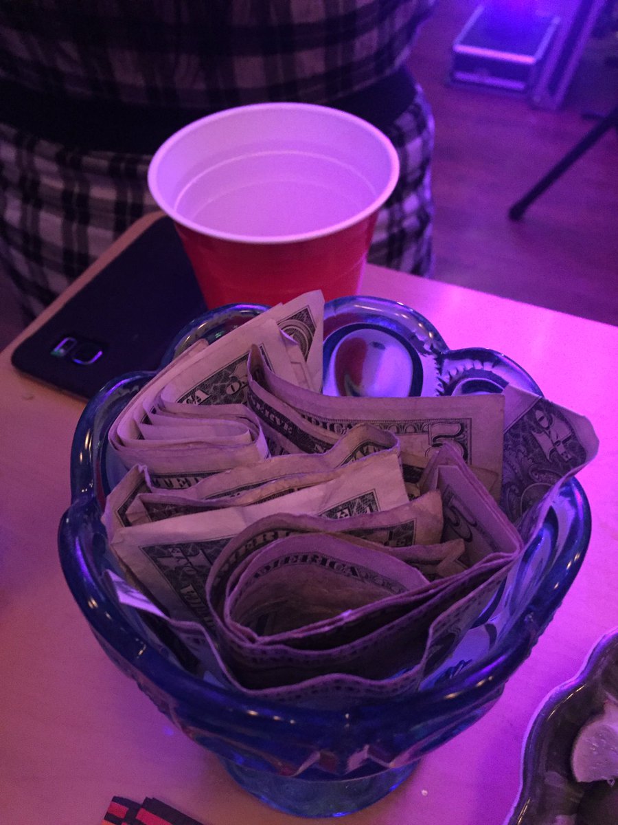 TottieXO_'s tweet photo. I Guess This Is Why People Bartend || πΈπΈ #TipsOnTips https://t.co/5HTClJhKwH