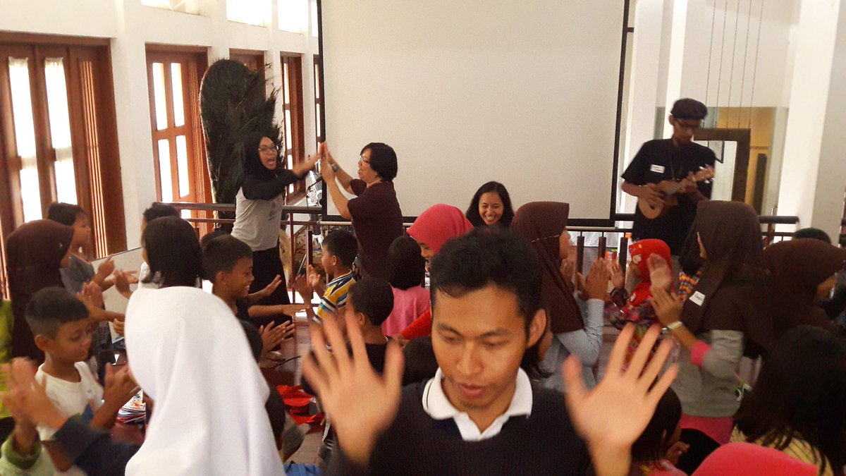 arnellism's tweet photo. Seruuu nyanyi Mari Bermain dari @GerakanPMA 🎉  @AnakBertanya @SekolahRakjat @seratpena @ratnakristanti https://t.co/BQbCNnkuWO