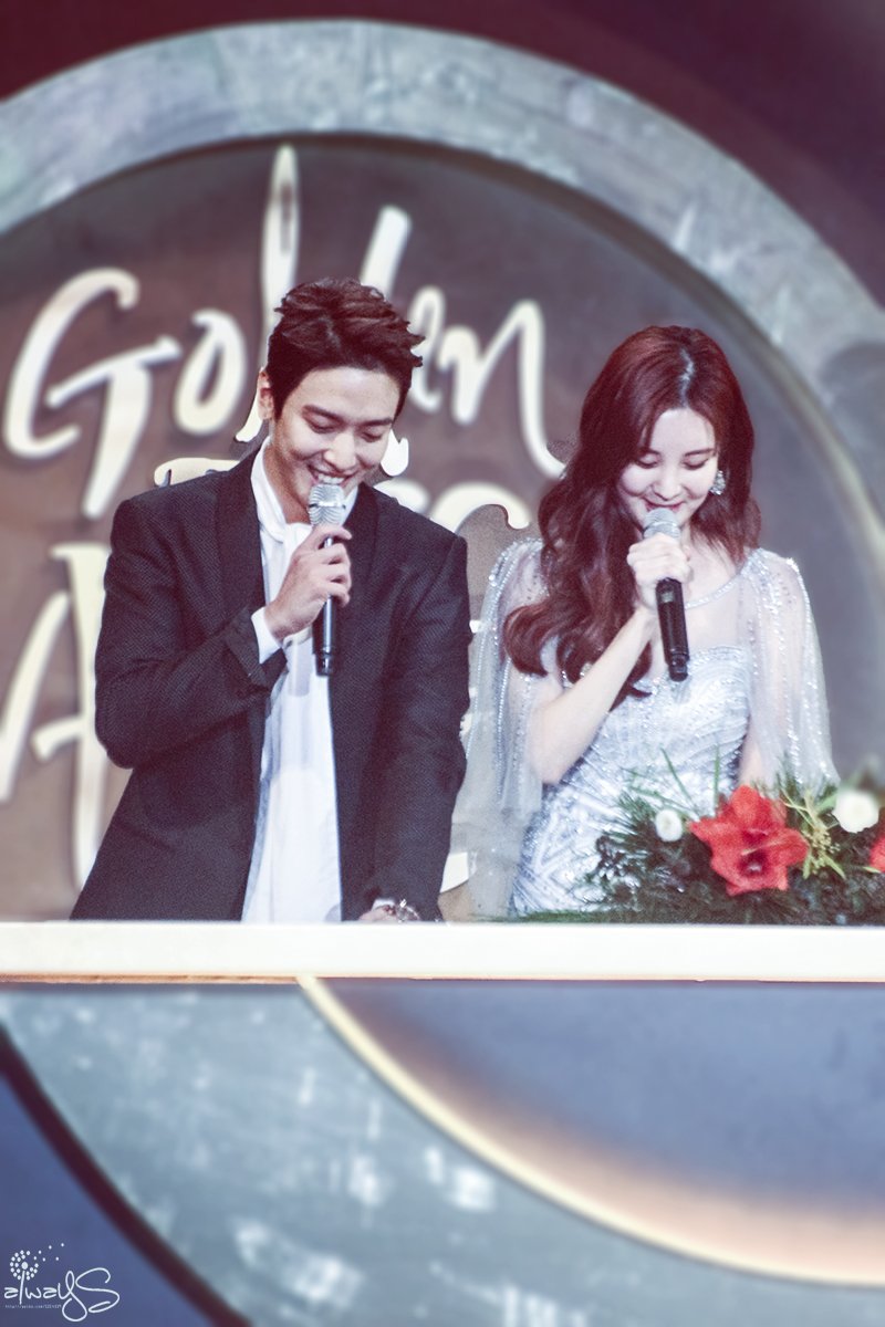 [PIC][13-01-2017]Hình ảnh mới nhất từ "31st Golden Disk Awards" của TaeYeon và MC SeoHyun - Page 3 C2MQ1u9UsAAKFEI