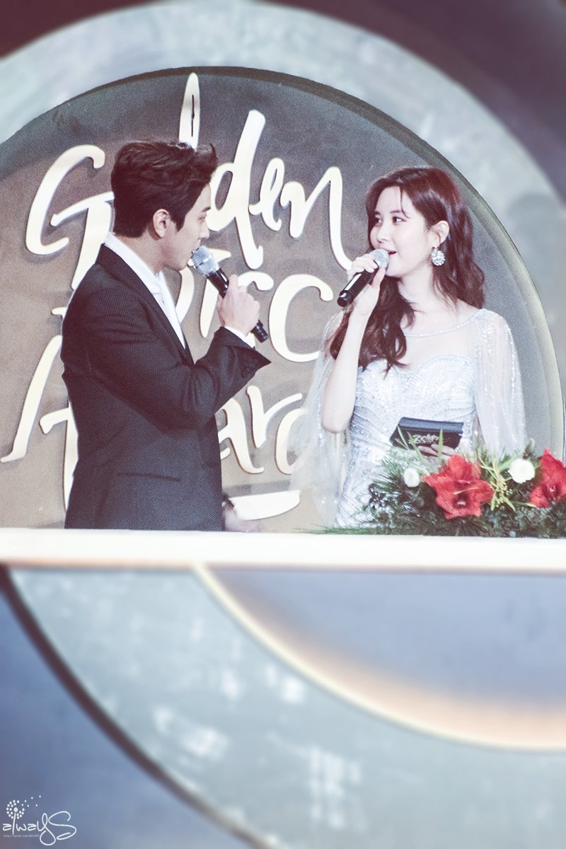 [PIC][13-01-2017]Hình ảnh mới nhất từ "31st Golden Disk Awards" của TaeYeon và MC SeoHyun - Page 3 C2MQzbHVQAEgynI