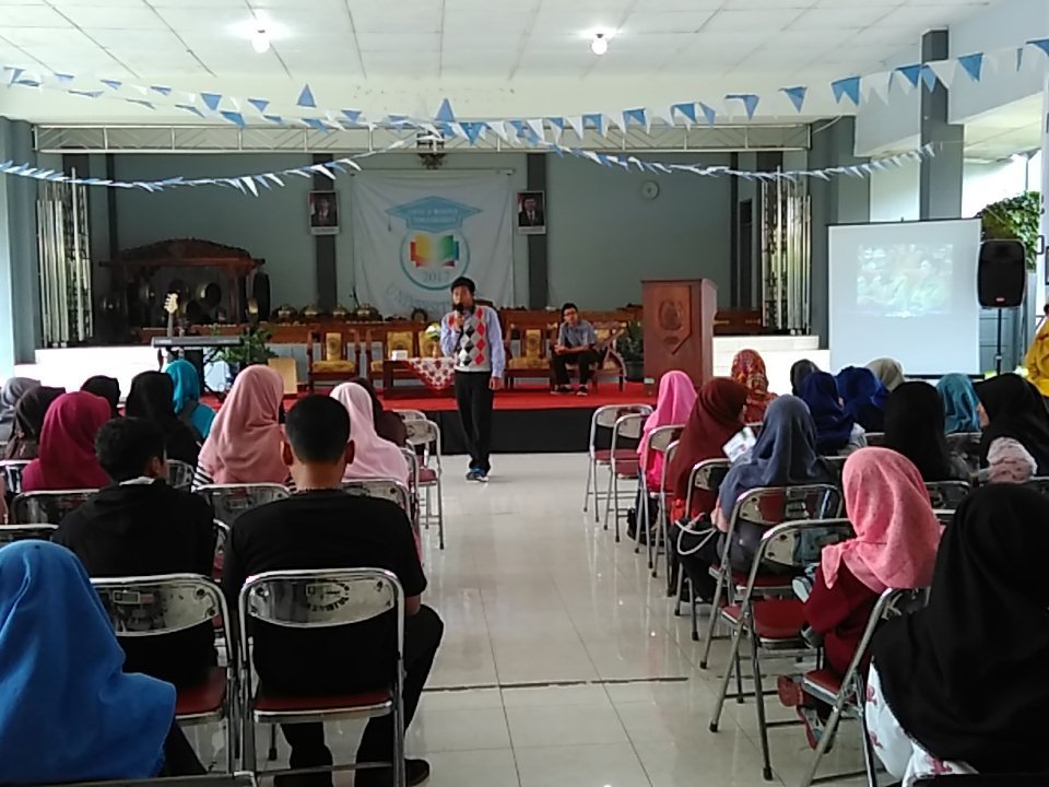 SUF2017's tweet photo. Ada talkshow tentang bidikmisi oleh KAMADIKSI UGM kak Wira dan ada etos dari ETOSER. Bermotivasi banget coyy👍 https://t.co/WMjx0n71cM
