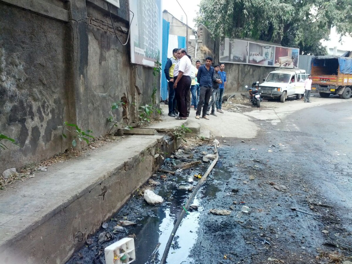 10sachin's tweet photo. @bmcmumbai ..pathetic condition of the road at mehra indus estate .sewage water overflowing from construction sites Of #runwalg  ..gundecha https://t.co/0ZGABtk8IB