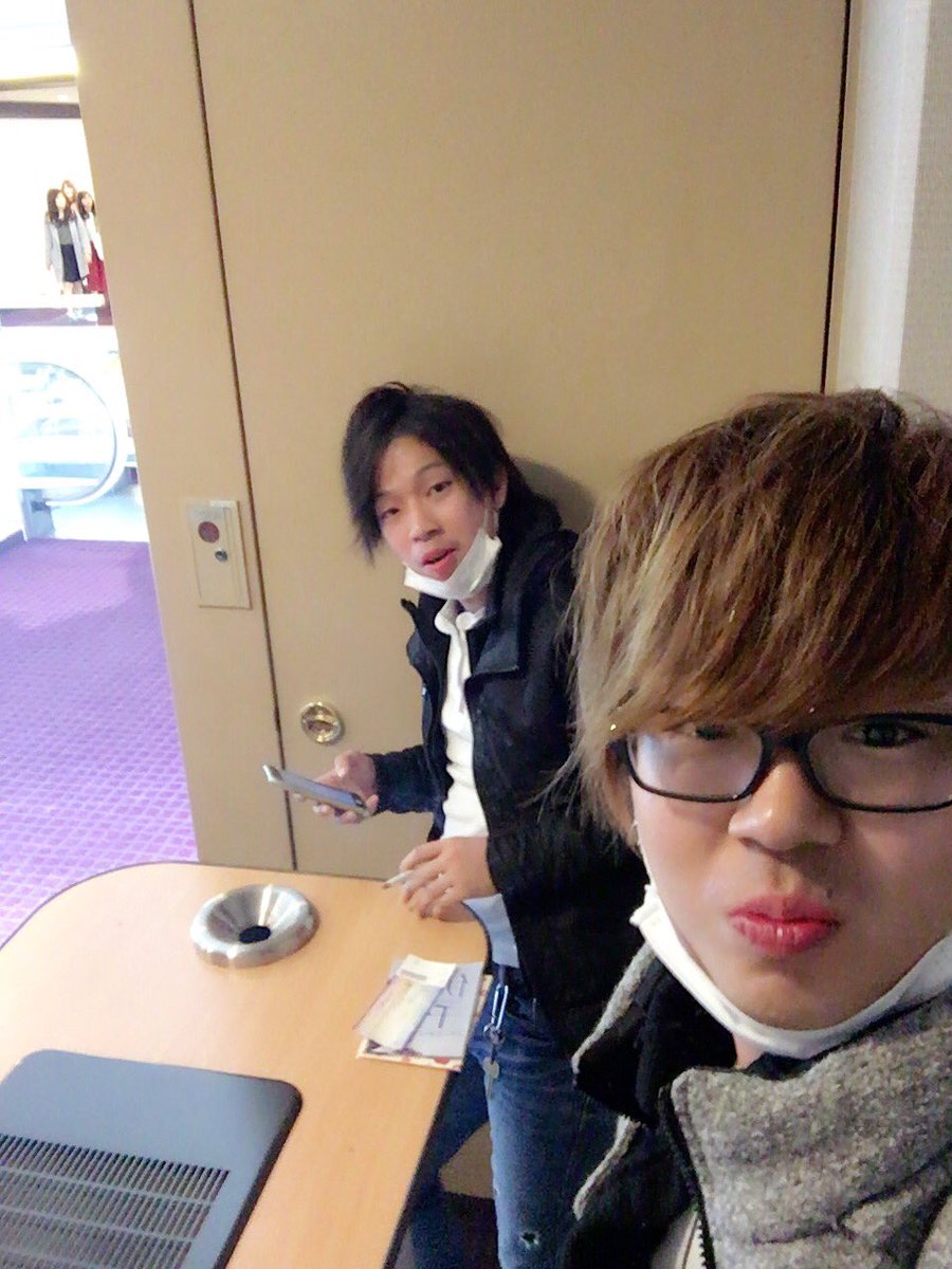 aaa_nissy_2_4's tweet photo. 千晃に最後会ってきた😭😭
開始2分くらいで千晃泣いて😭😭
握手も手柔らかすぎやし顔覗き込んでくるし恥ずかしすぎておめでとうございます大声で��呼しかできひんかった😭 千晃卒業、結婚、妊娠、本間におめでとう😭😭 #AAA #伊藤千晃 #TS #卒業しても伊藤千晃はAAAの一員 https://t.co/68RqXKNoGD