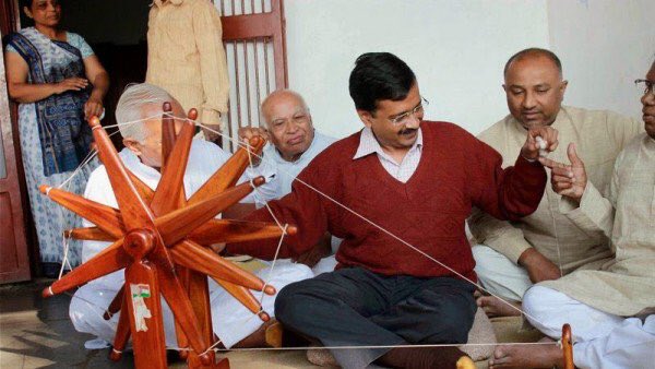 chiChaLeather's tweet photo. @iAlokAgarwal @narendramodi Mahoday yaha pe AAPke #AAPtard Khatiya k liye Soot Bana rahe hai Jispe aap Ration Card Baneyenge?#SupportPM https://t.co/jL1DwbTCrI