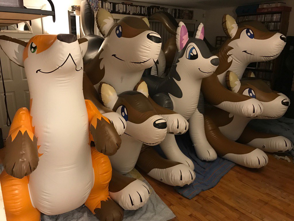 AliztorT's tweet photo. Anyone want to come over? @PuffyPawsToys #squeekend #vinyltherapy. Photo by @asparkyfox https://t.co/GJfDqsEzLp