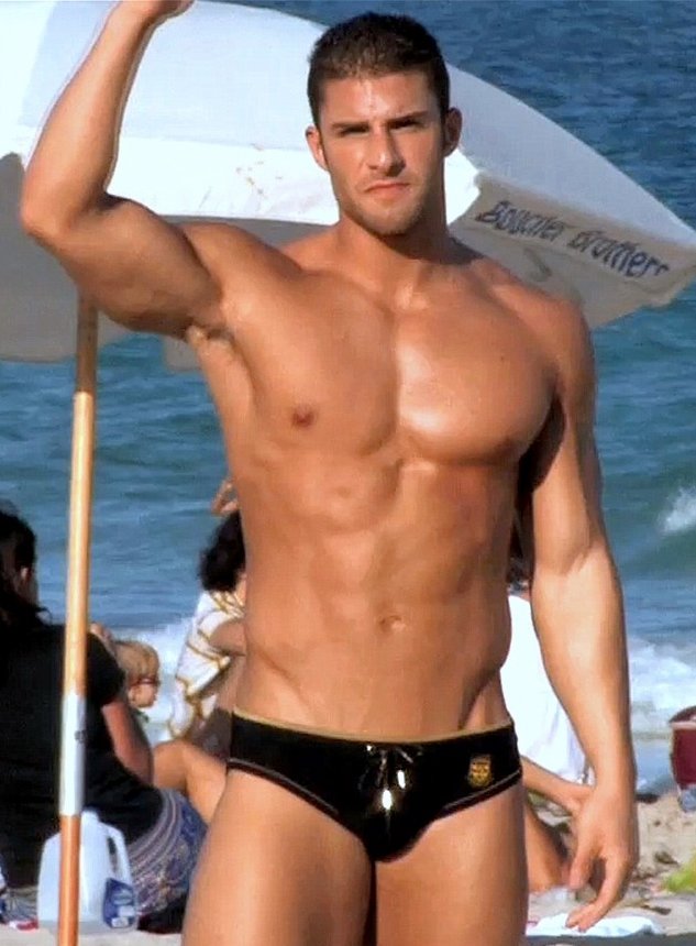 WorkoutFzeeks's tweet photo. Shine.  #Stud #HotGuy #WeHo https://t.co/8tONWqZuaX