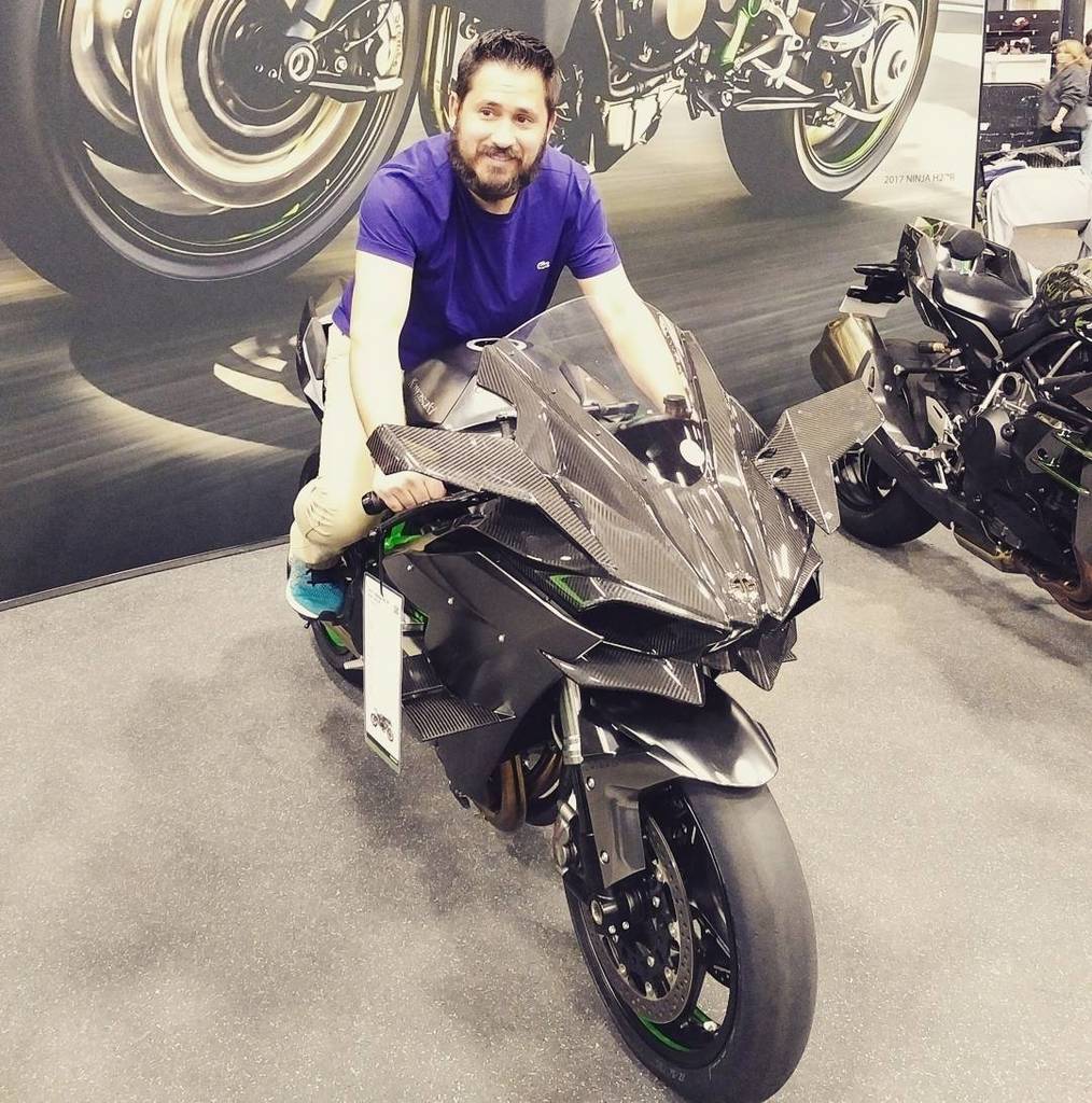 MattGueiros's tweet photo. I'm now missing my #sportbikes after seating on this $50K beauty #kawasaki #h2r #superchar… https://t.co/Qiw3FX6gSk https://t.co/KiKhUVjz8l