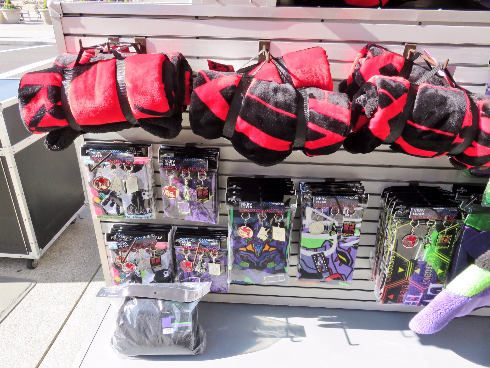 Twitter 上的 Hide And M In At Usj ユニバーサルクールジャパン エヴァグッズ エヴァンゲリオンはグッズの量は多いものの 去年と同じユルシトだったり似たような商品が多い印象 今後の追加に期待 Usj ユニバ T Co Rfaj6utxyg Twitter