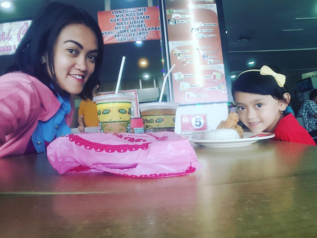 Shinta_WannaBe's tweet photo. Liburan nemenin nonik belanja....  #shoppingholic #mamamuda #anakcantik #janganlupatersenyum #janganlupabahagia https://t.co/5UHTl33xzi