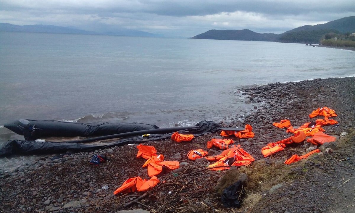 openarms_fund's tweet photo. #Lesbos teñido de naranja de nuevo. 2 barcas han llegado al limite esta noche.Ni frío ni nieve detienen si es la única esperanza para VIVIR https://t.co/g40wkbOVsN