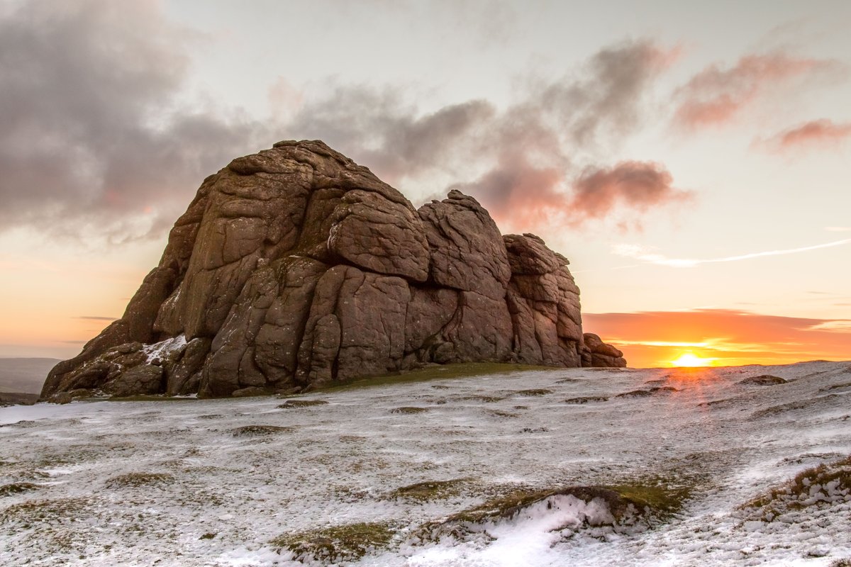 Peninsulaphoto2's tweet photo. A snowy sunrise on Haytor

#Dartmoor #Snow 
@dartmoornpa @dartmoormag @VisitDartmoor @DartmoorNT @DevonLife @WMNPictures @BBCSpotlight https://t.co/v0WKK94R9q