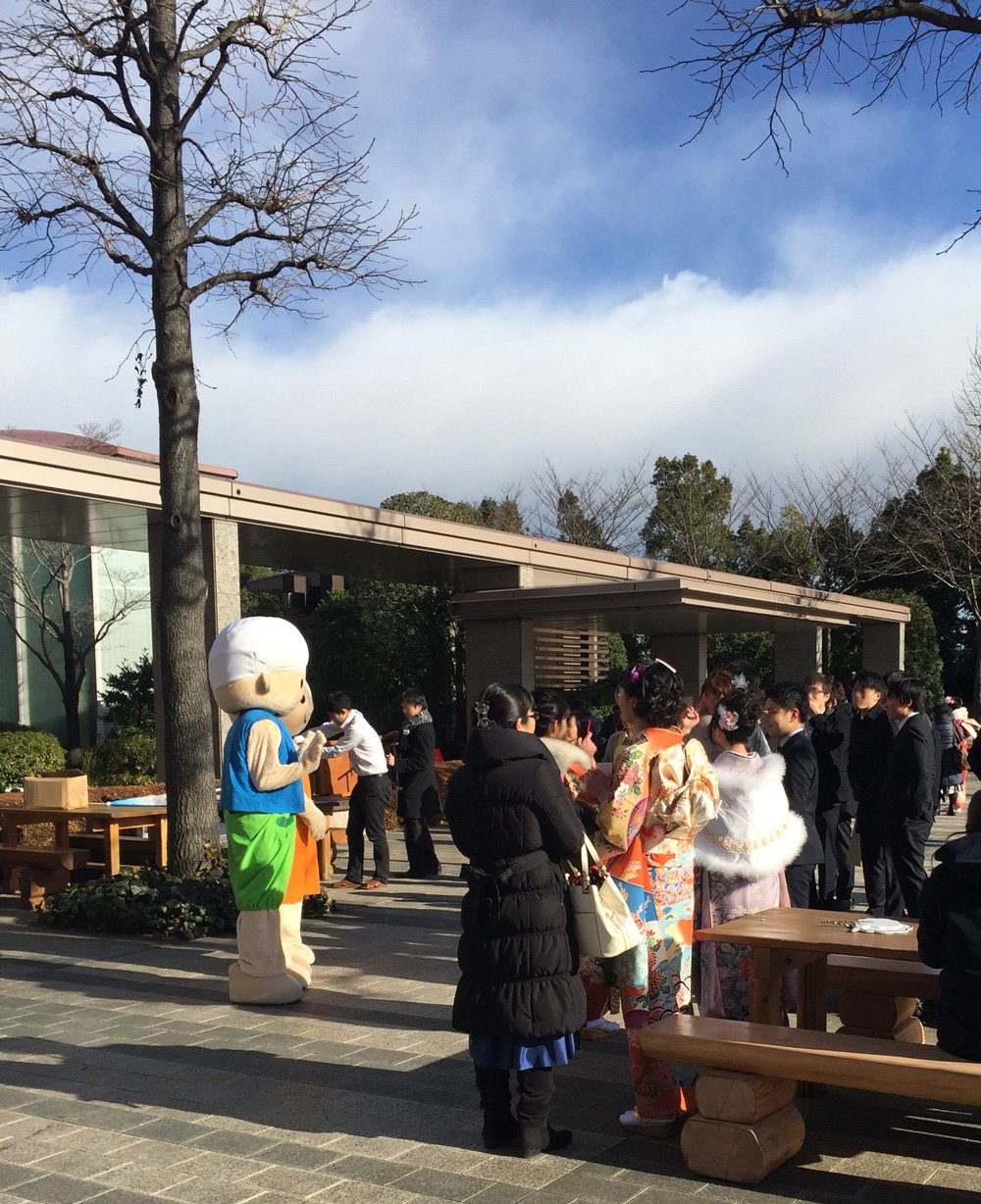 真如苑インフォメーション 1月15日 真如苑でも成人式が行われました 寒波の影響で応現院の境内もかなり冷えていましたが 青年会でふるまうお祝いのお汁粉でみんなほっこり 新成人も親御さんも笑顔で語り合っていました 雪で後日開催になったところも