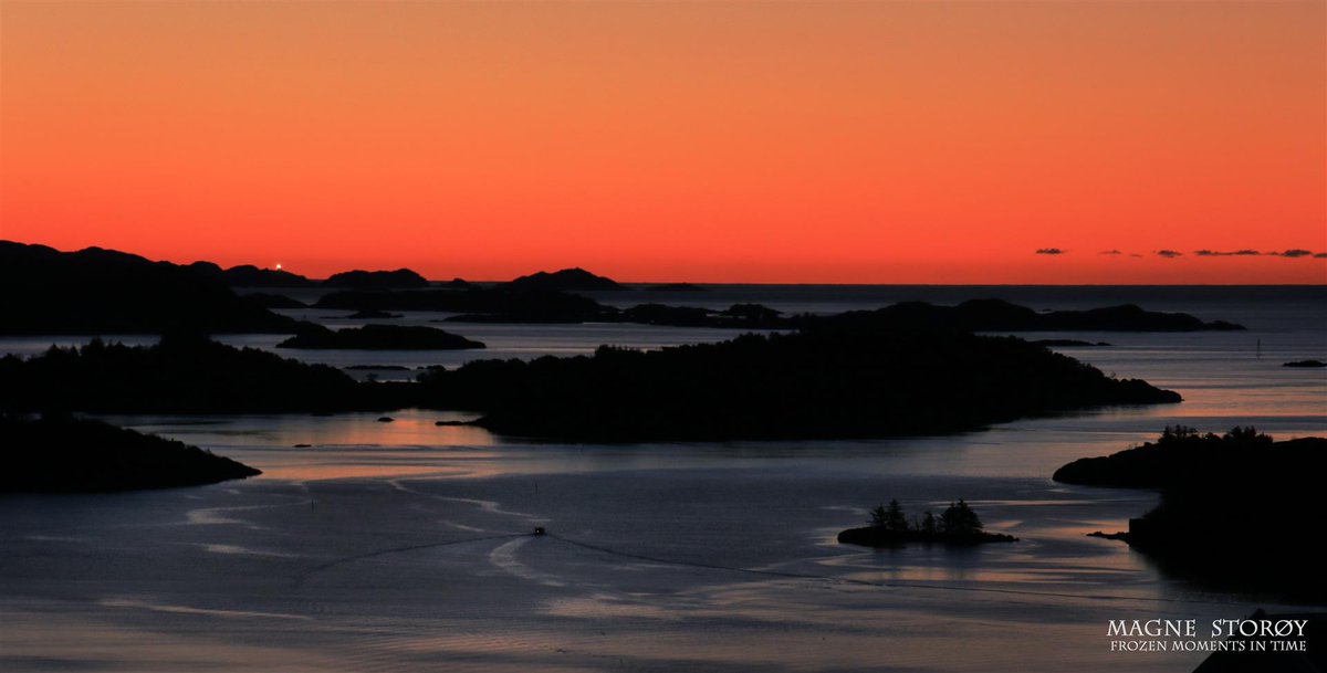 RT @spindanger: Lindesnes fyr hilser byen under Varbak; GOD Morgen.
#Farsund #Lindesnes #MittSørland