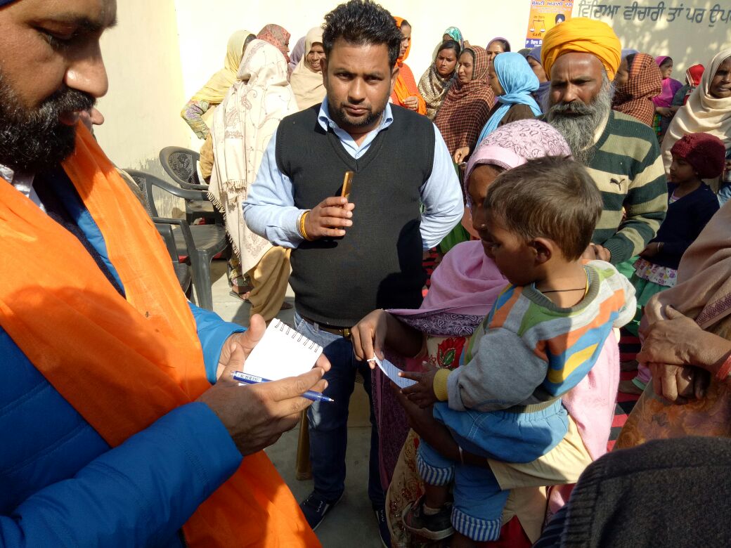 officialYAD's tweet photo. ਸ਼ਿਰੋਮਣੀ ਅਕਾਲੀ ਦਲ ਦੇ ਉਮੀਦਵਾਰ @NishanBudhlada ਚੋਣ ਪ੍ਰਚਾਰ ਦੌਰਾਨ ਲੋਕ ਸੇਵਾ ਦੀ ਇਕ ਅਨੋਖੀ ਤਸਵੀਰ ਪੇਸ਼ ਕਰਦੇ ਹੋਏ|  @Akali_Dal_  #MissionFateh2017 https://t.co/TvsvcMLwdl