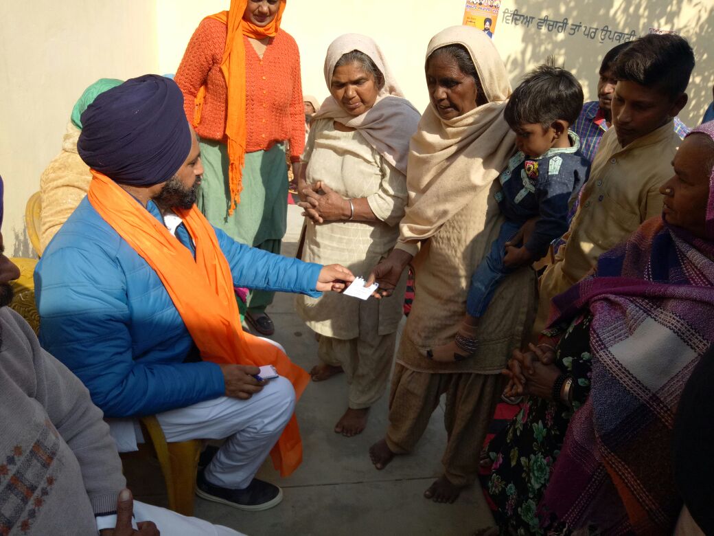 officialYAD's tweet photo. ਸ਼ਿਰੋਮਣੀ ਅਕਾਲੀ ਦਲ ਦੇ ਉਮੀਦਵਾਰ @NishanBudhlada ਚੋਣ ਪ੍ਰਚਾਰ ਦੌਰਾਨ ਲੋਕ ਸੇਵਾ ਦੀ ਇਕ ਅਨੋਖੀ ਤਸਵੀਰ ਪੇਸ਼ ਕਰਦੇ ਹੋਏ|  @Akali_Dal_  #MissionFateh2017 https://t.co/TvsvcMLwdl